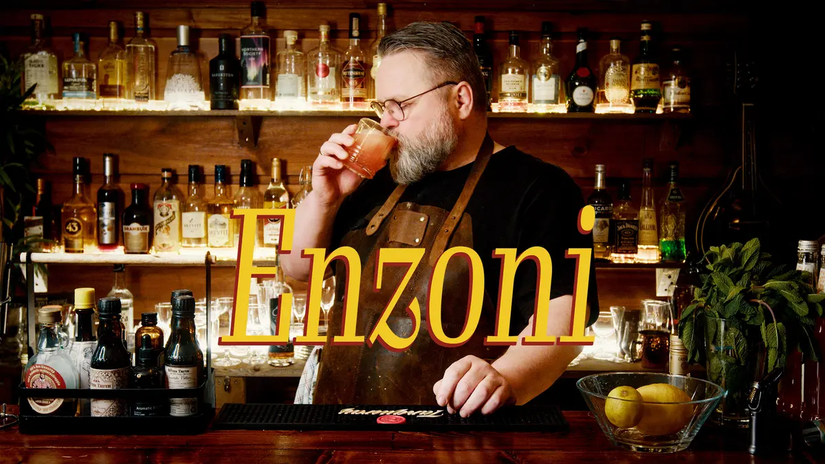 Enzoni cocktail -Frisk gin og Campari med druer -Moderne klassiker